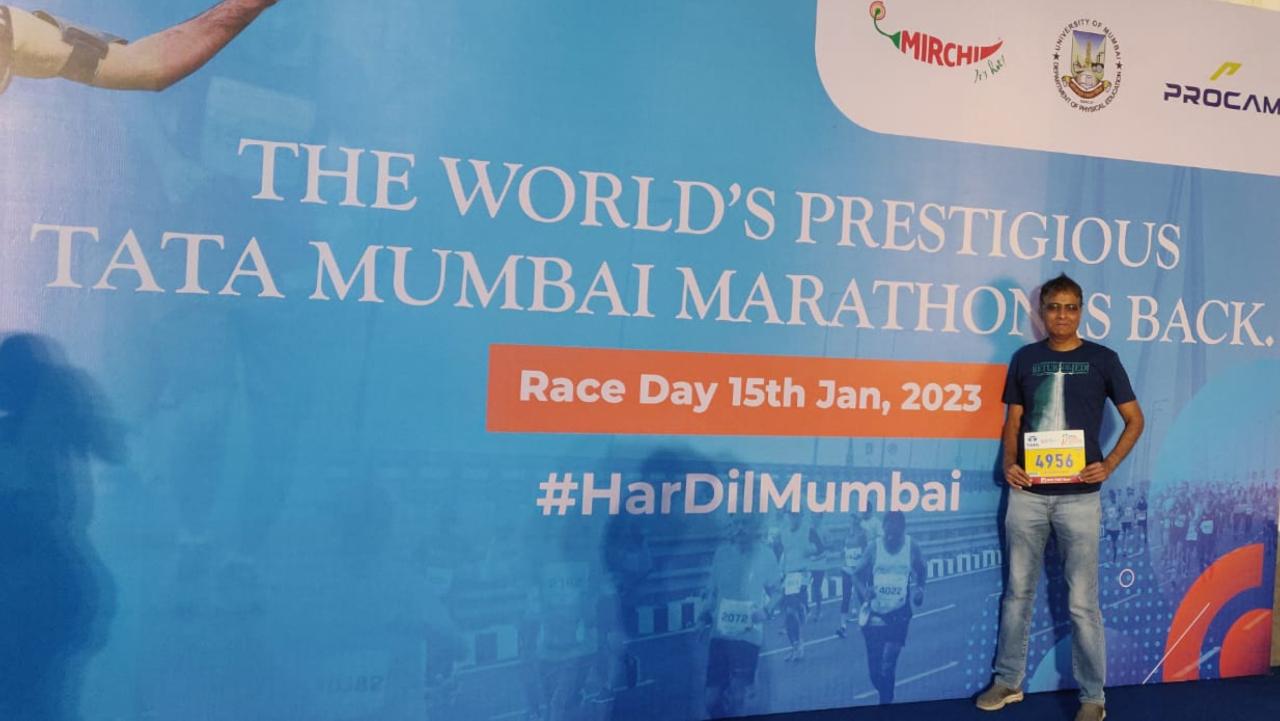 Kalur collecting his bib ahead of the marathon at the Mumbai Marathon Expo 2023. Photo Courtesy: Rajendra Kalur